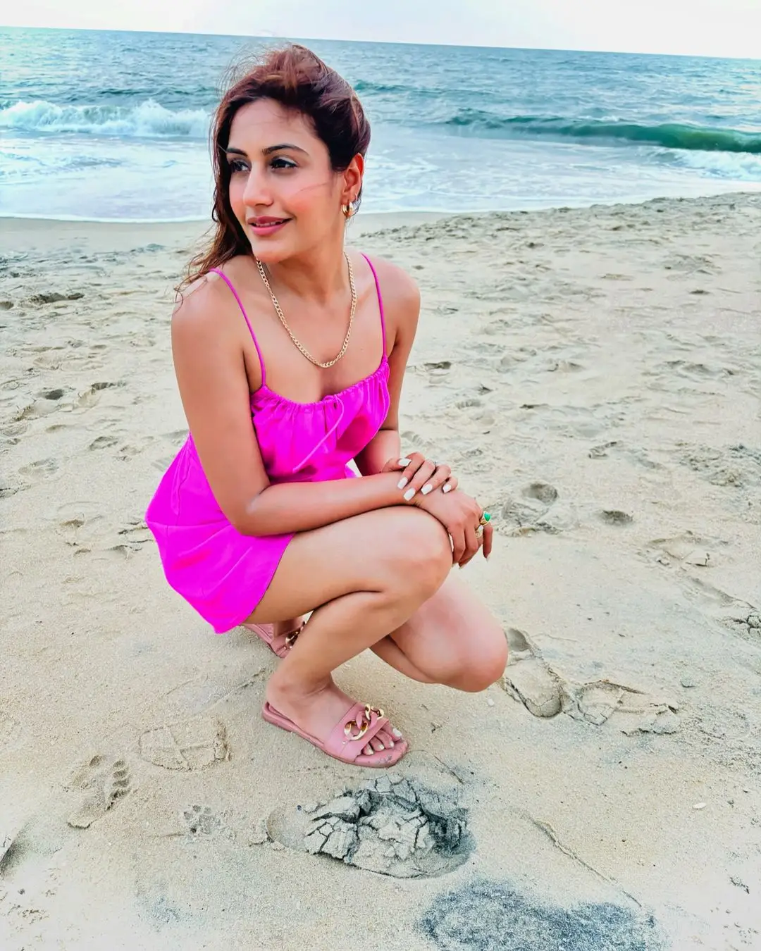 INDIAN ACTRESS SURBHI CHANDNA LONG LEGS SHOW IN MINI PINK SKIRT